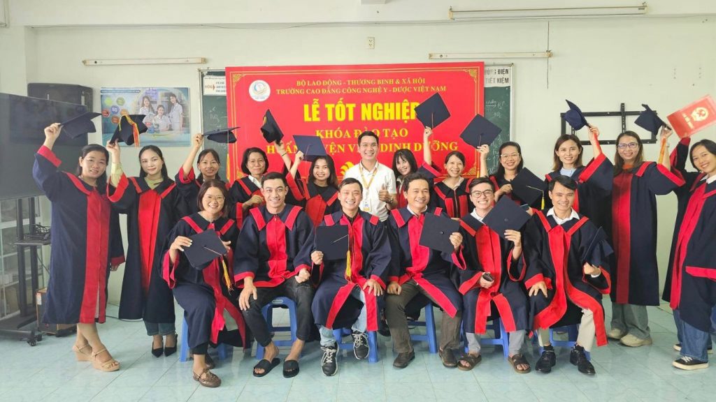 Học viên tốt nghiệp khóa học HLV dinh dưỡng tại trường cao đẳng Công Nghệ y dược Việt Nam