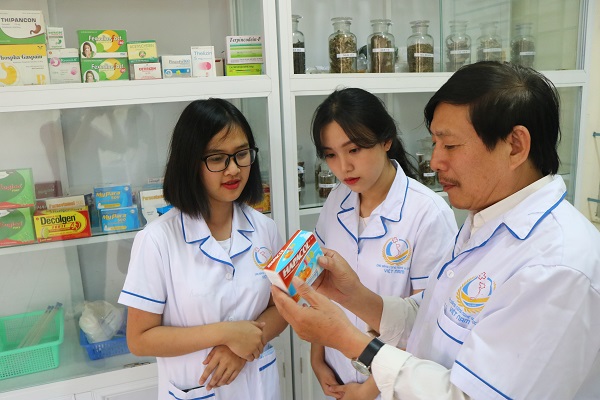 Sinh viên học liên thông cao đẳng dược tại trường